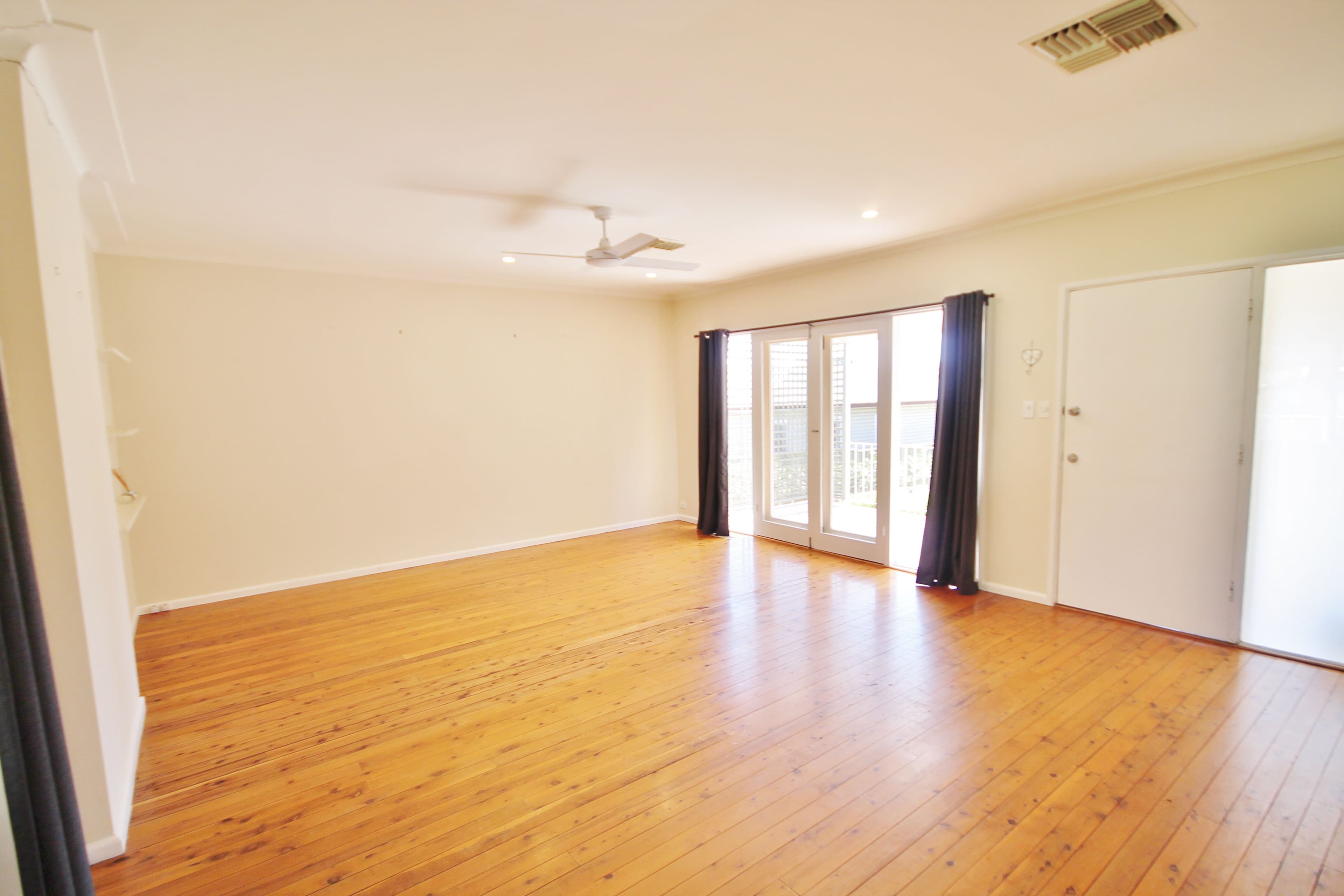 16 Karabah Avenue, Young - Thumbnail 4