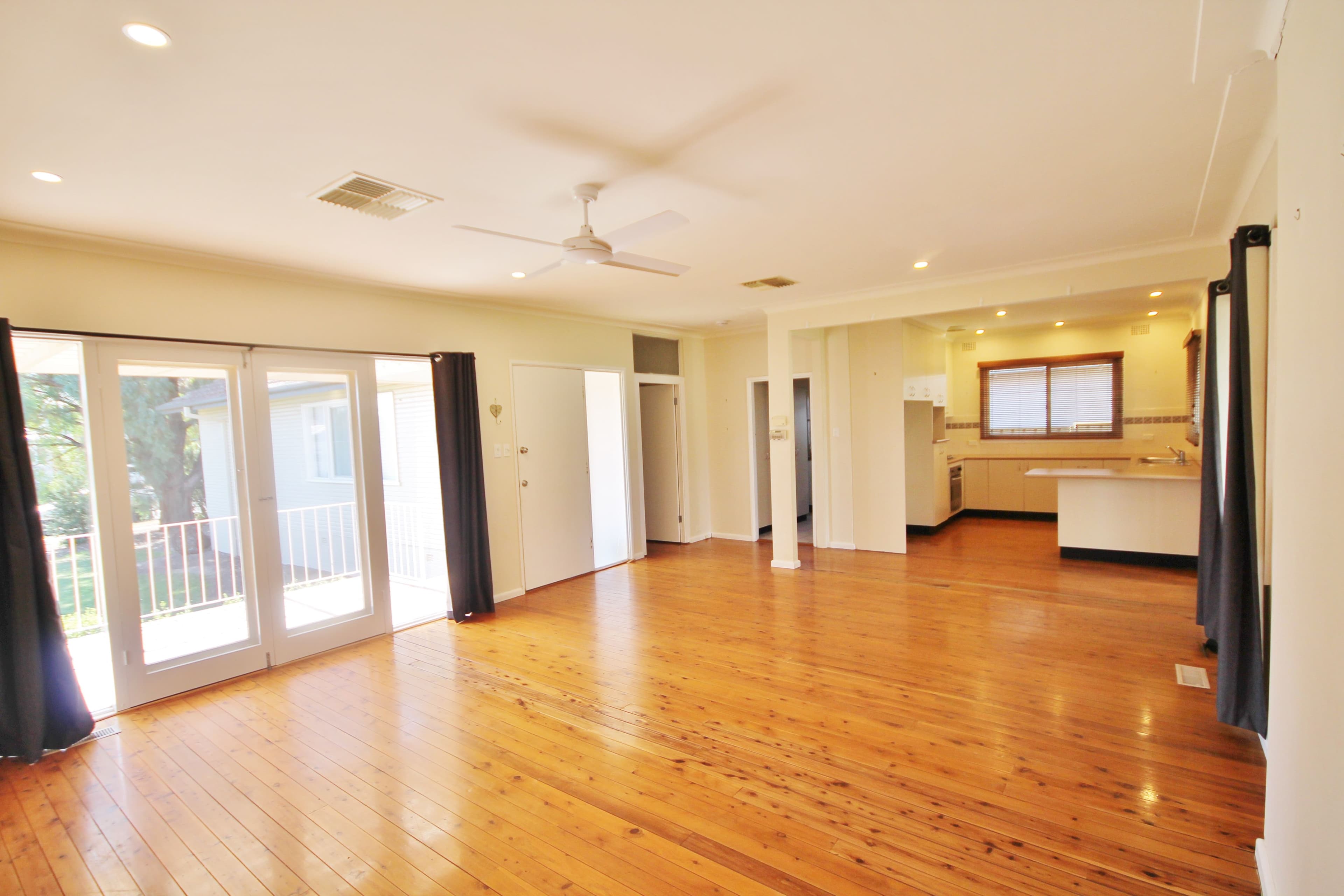 16 Karabah Avenue, Young - Thumbnail 5