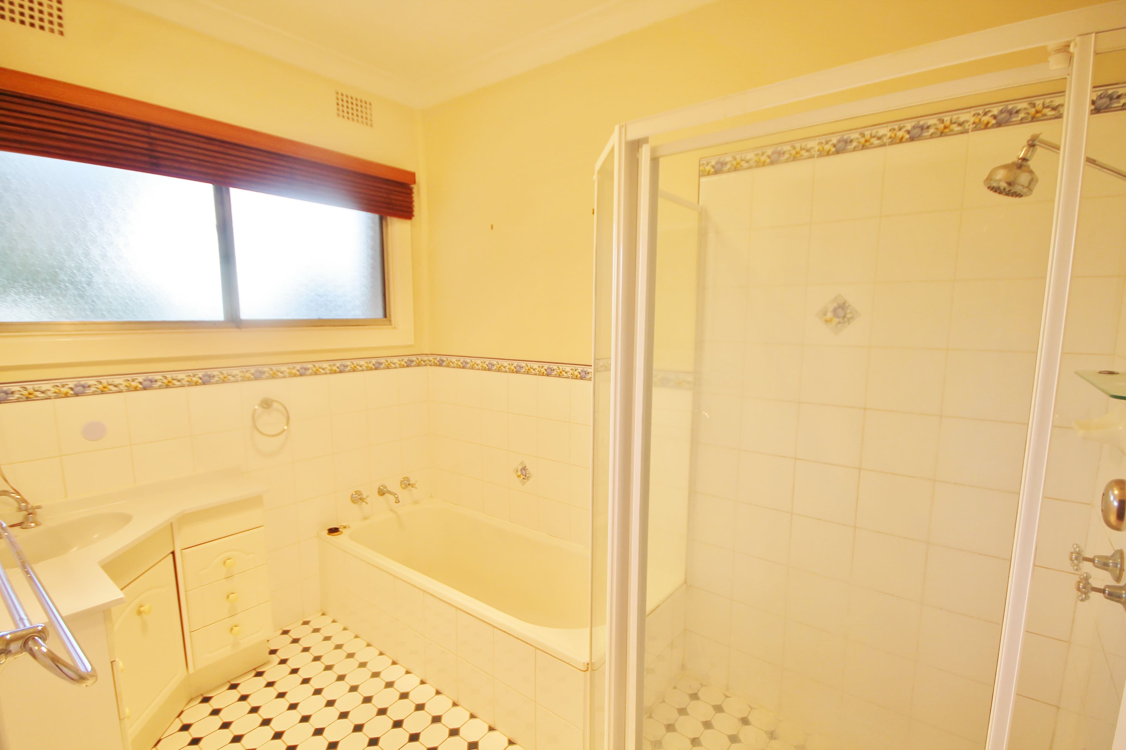 16 Karabah Avenue, Young - Thumbnail 6