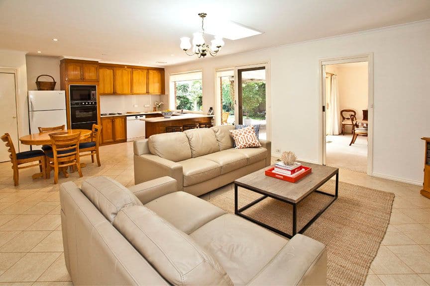 33 Highwood Drive, WHEELERS HILL VIC 3150, Wheelers Hill - Thumbnail 2