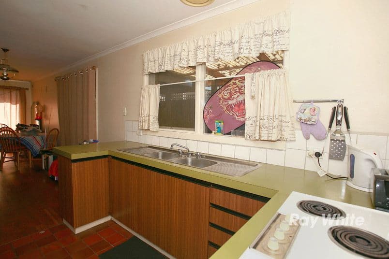 18 Evelyne Avenue, CRANBOURNE VIC 3977, Cranbourne - Thumbnail 6