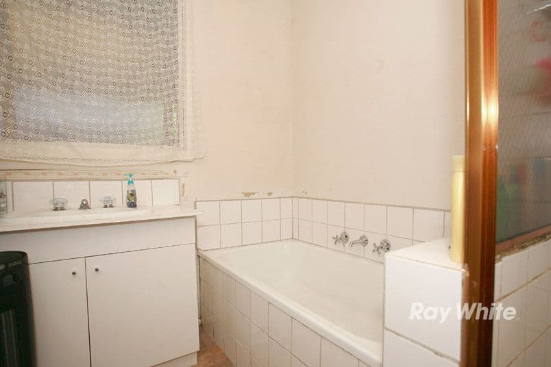 18 Evelyne Avenue, CRANBOURNE VIC 3977, Cranbourne - Thumbnail 7