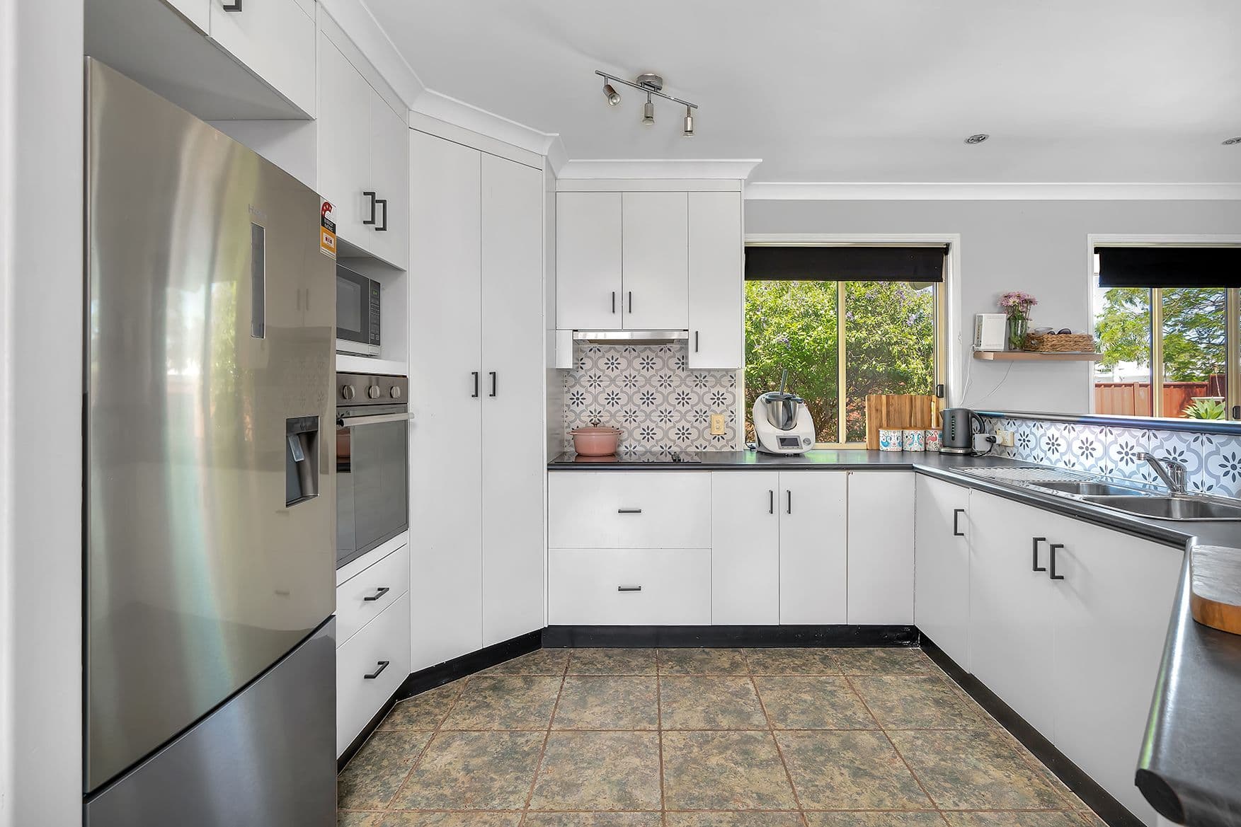 10 Coaker Drive, Emerald QLD 4720, Emerald - Thumbnail 5
