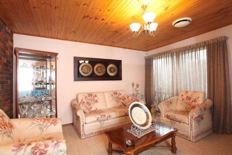 5 Windsor Drive, AVONDALE HEIGHTS VIC 3034, Avondale Heights - Thumbnail 2