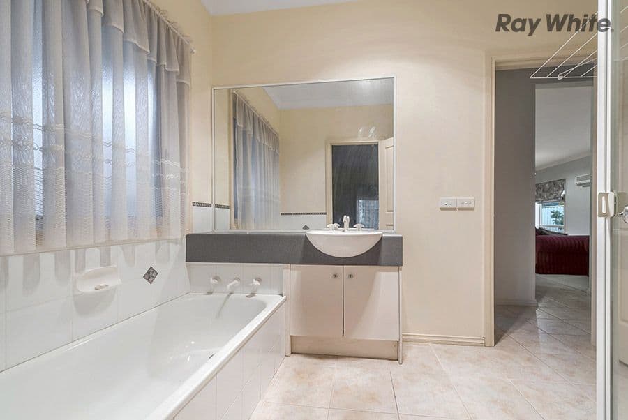 16 Squires Court, Caroline Springs VIC 3023, Caroline Springs - Thumbnail 3