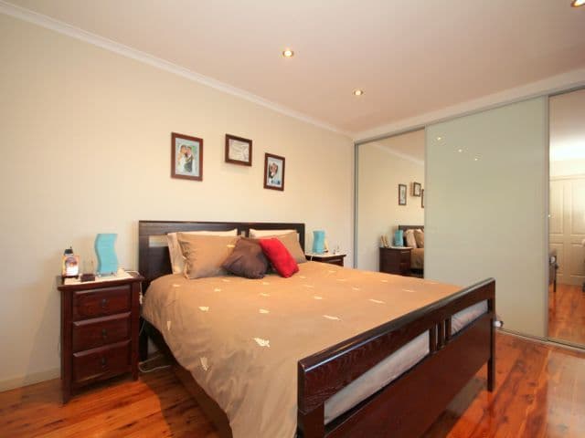4 Pasley Road, GEORGES HALL NSW 2198, Georges Hall - Thumbnail 7