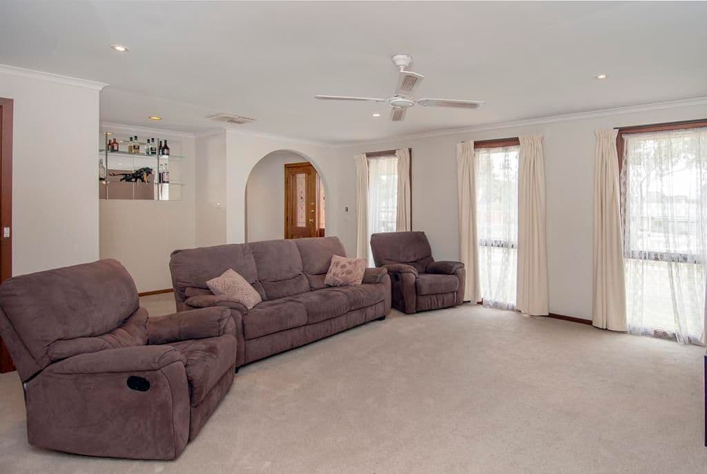 4 Mayfield Drive, MILL PARK VIC 3082, Mill Park - Thumbnail 4