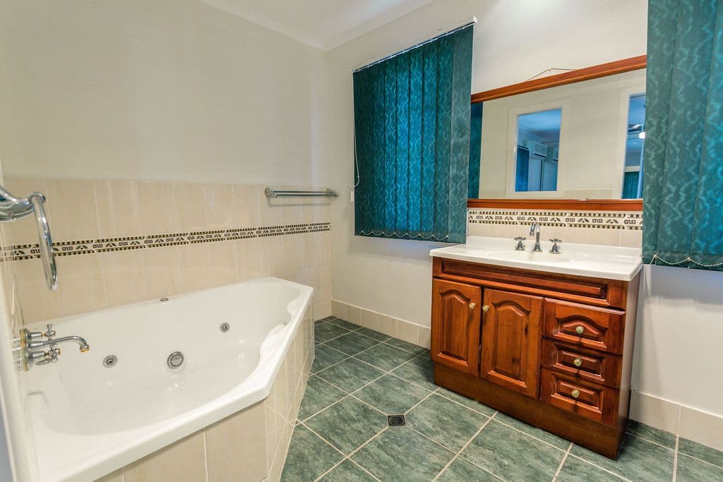 52 Esmond Street, Emerald QLD 4720, Emerald - Thumbnail 8