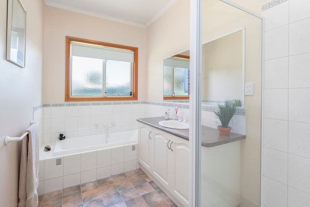 5 Marie Crescent, Wendouree VIC 3355, Wendouree - Thumbnail 6