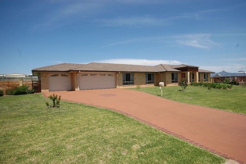11 Tennyson Court, WESTBROOK QLD 4350, Westbrook - Image 1