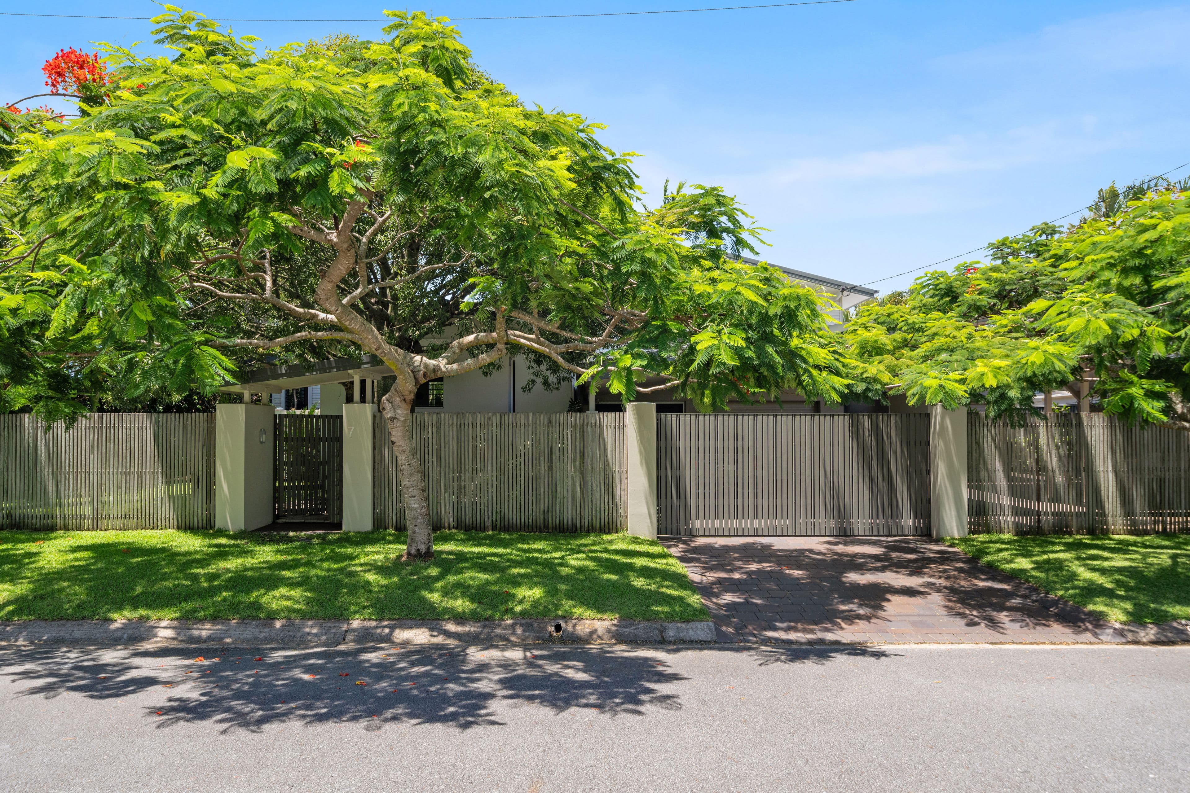 7 Yeringba Street, Mermaid Waters QLD 4218, Mermaid Waters - Thumbnail 2