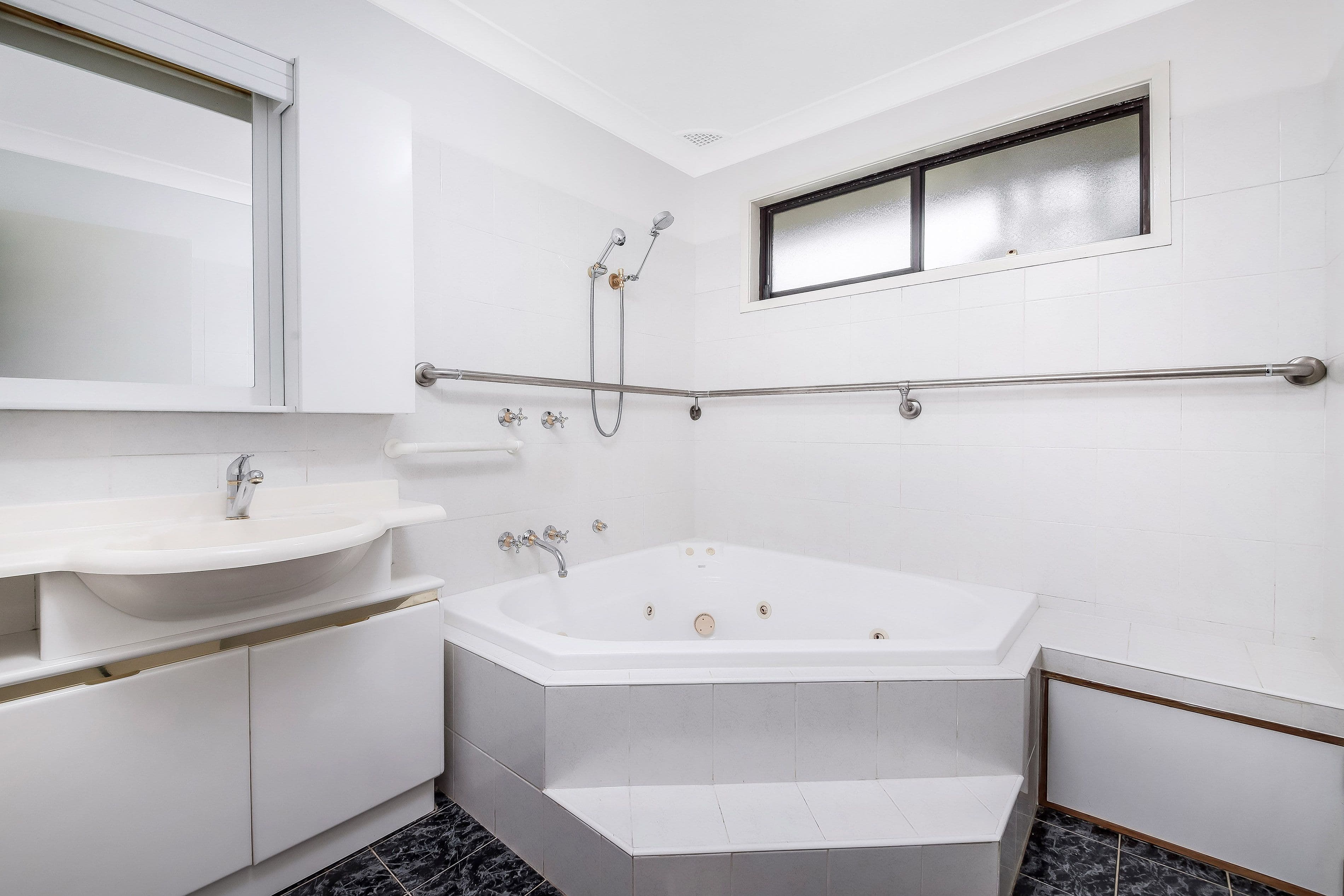 16 Harden Crescent, Georges Hall NSW 2198, Georges Hall - Thumbnail 8