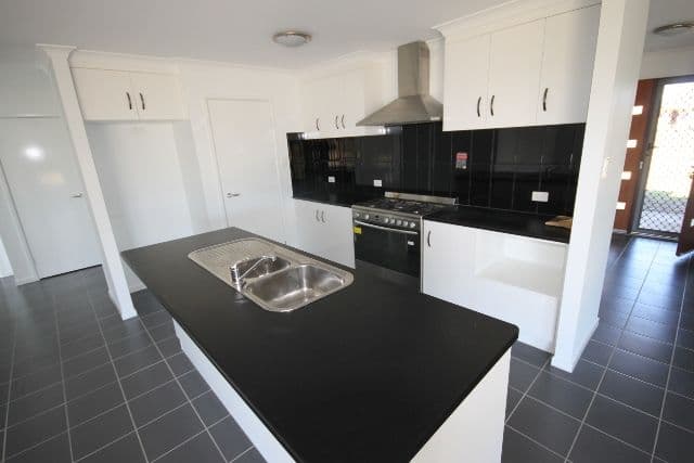 33 James Cook Drive, DALBY QLD 4405, Dalby - Thumbnail 3