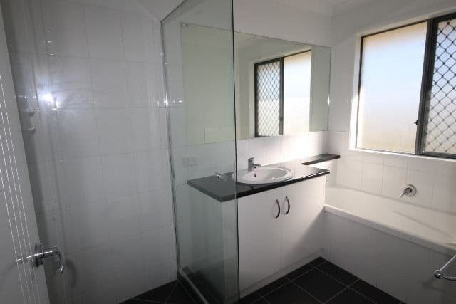 33 James Cook Drive, DALBY QLD 4405, Dalby - Thumbnail 4