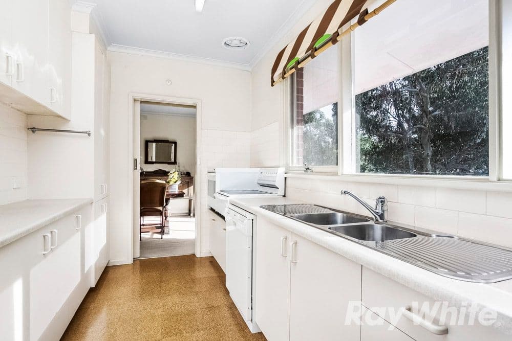 1 Betty Court, Mount Waverley VIC 3149, Mount Waverley - Thumbnail 3