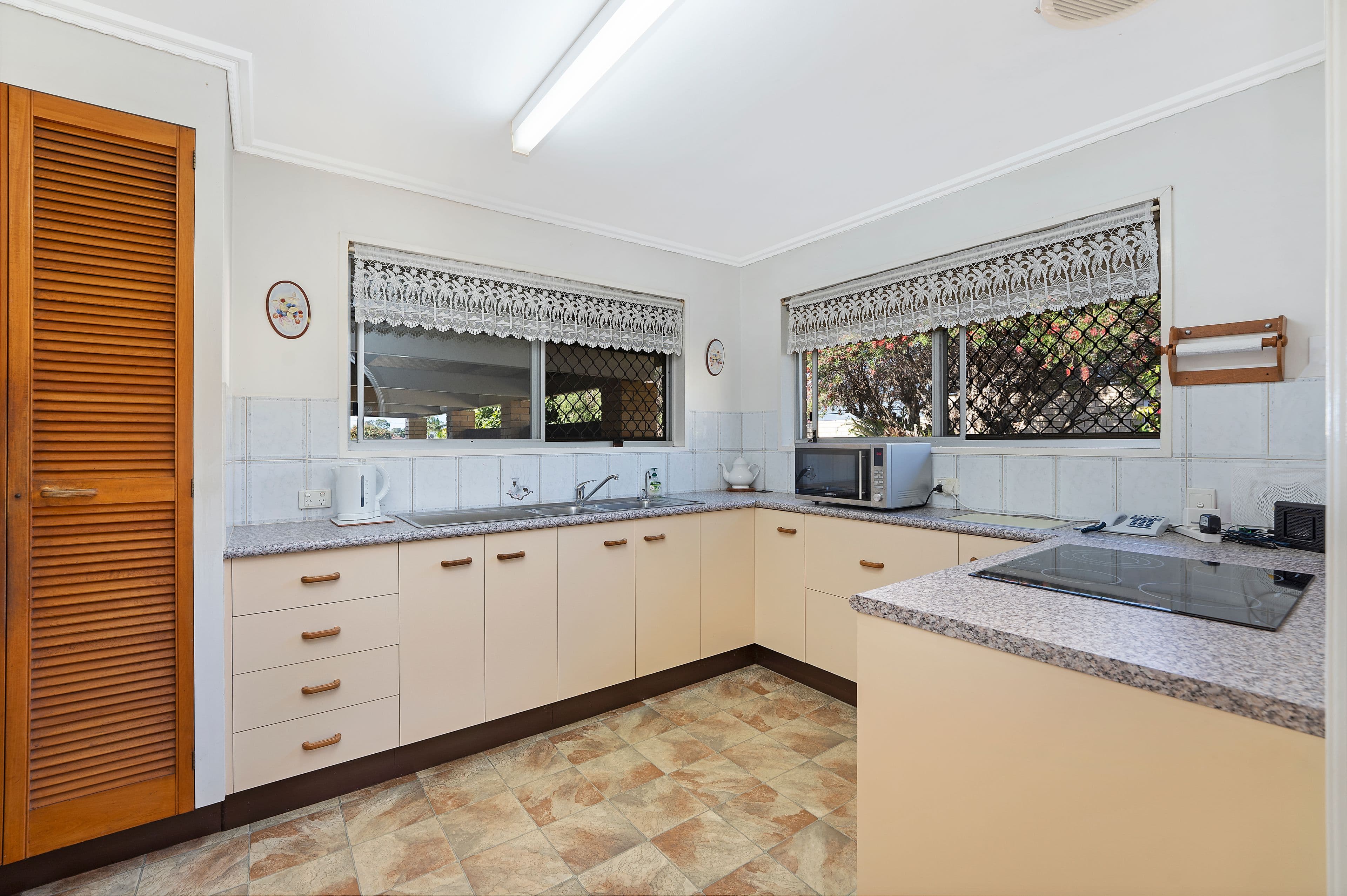 6 Hibiscus Avenue, Redcliffe QLD 4020, Redcliffe - Thumbnail 5