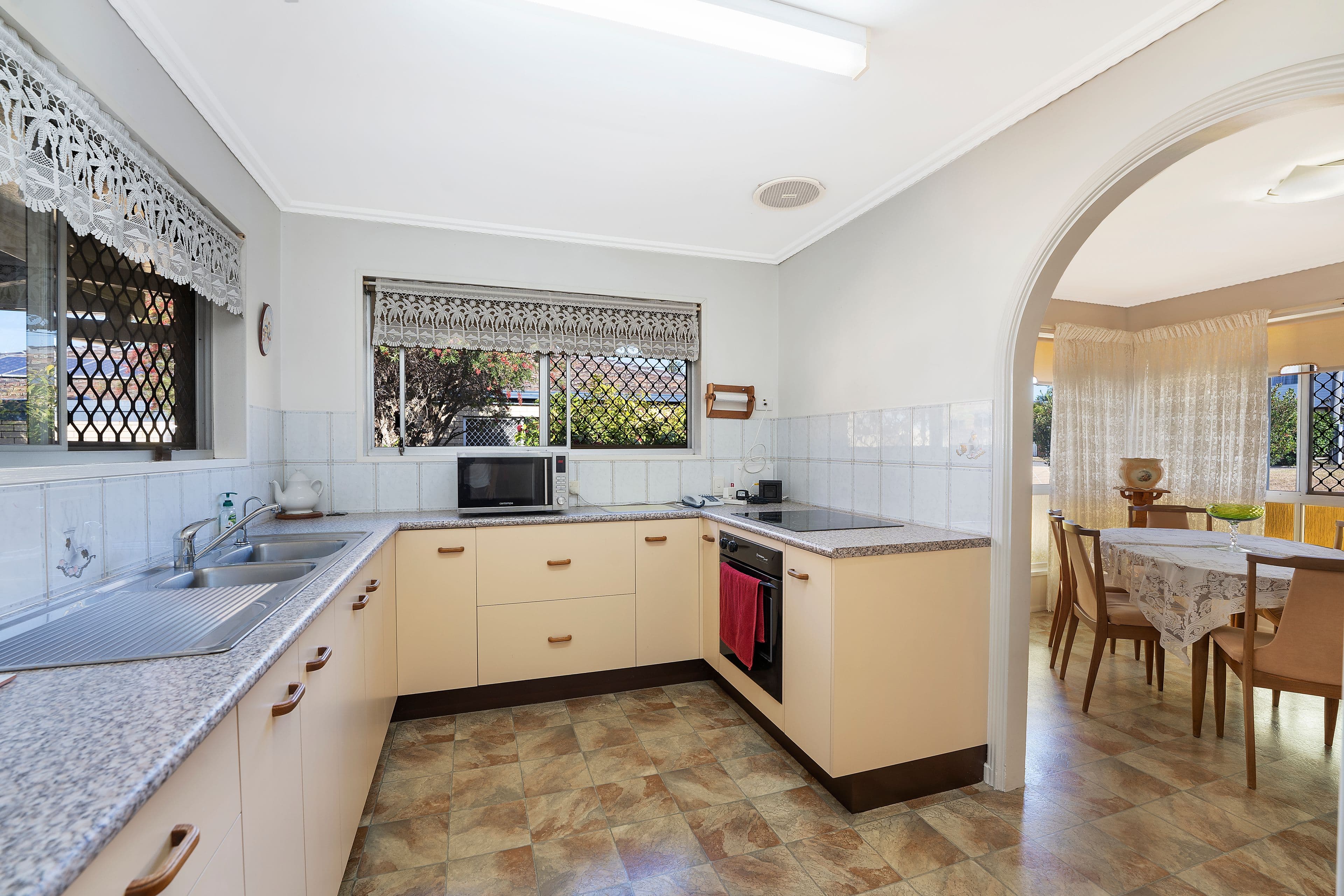 6 Hibiscus Avenue, Redcliffe QLD 4020, Redcliffe - Thumbnail 6
