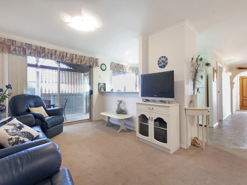 6 Lakeview Court, Aberfoyle Park - Thumbnail 2