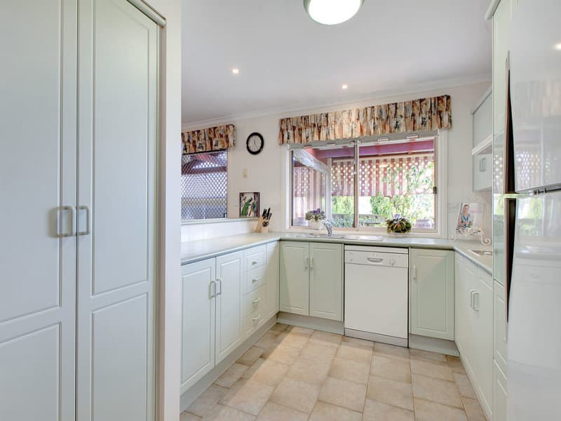 6 Lakeview Court, Aberfoyle Park - Thumbnail 4