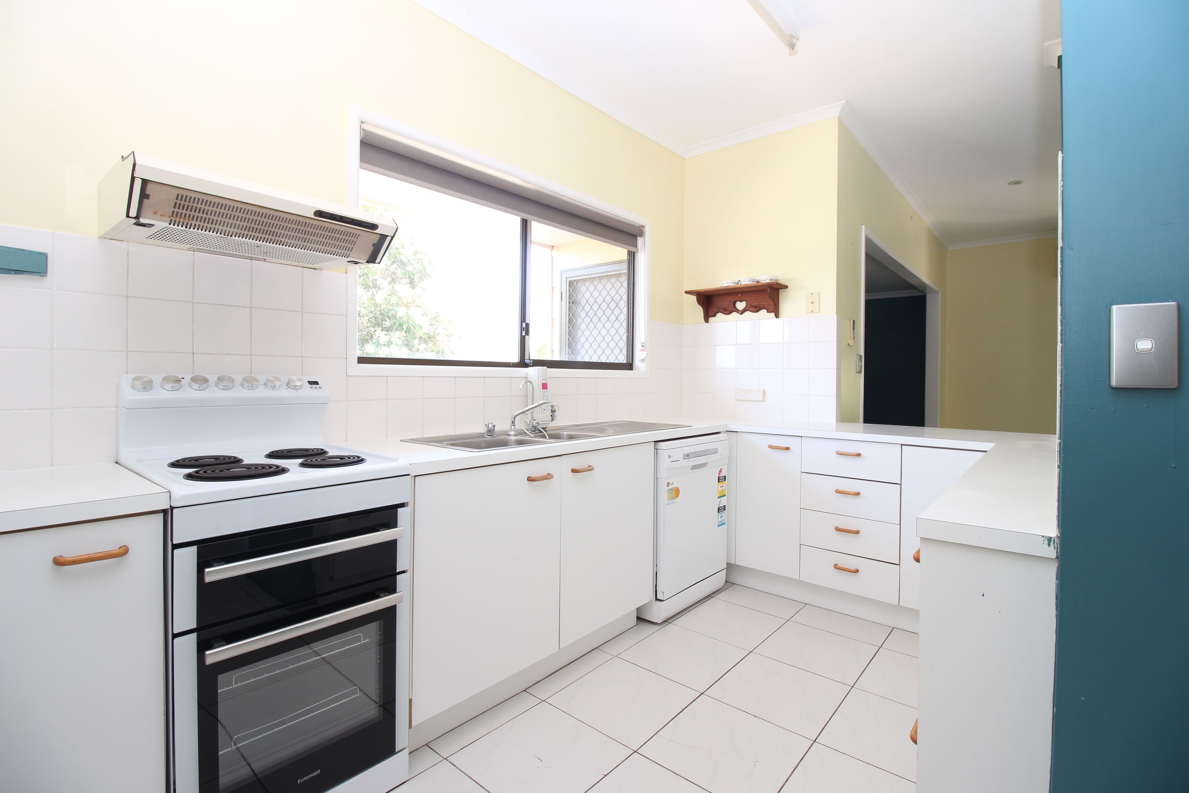 163 Opal Street, Emerald QLD 4720, Emerald - Thumbnail 3