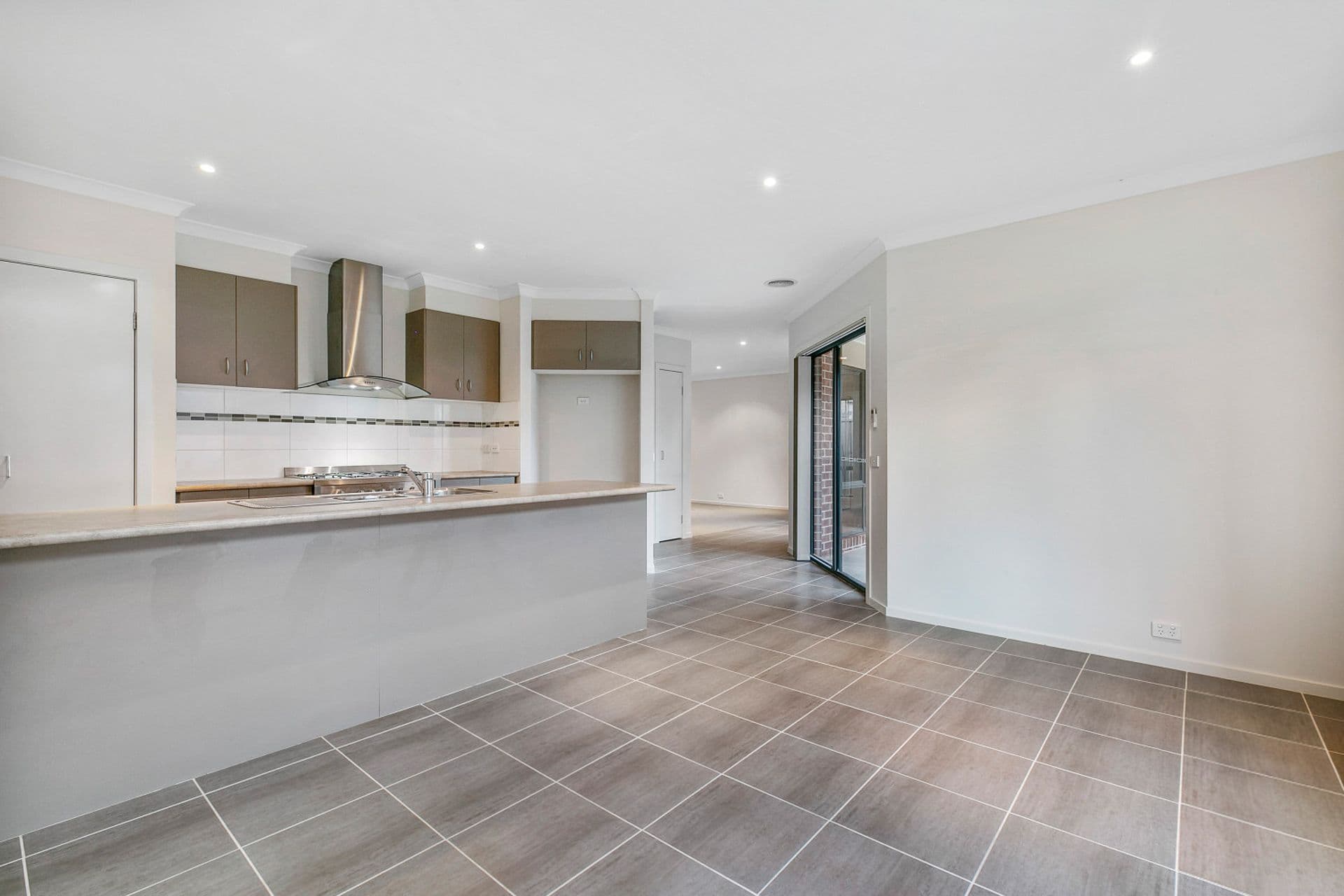 14 Hood Place, Pakenham VIC 3810, Pakenham - Thumbnail 2