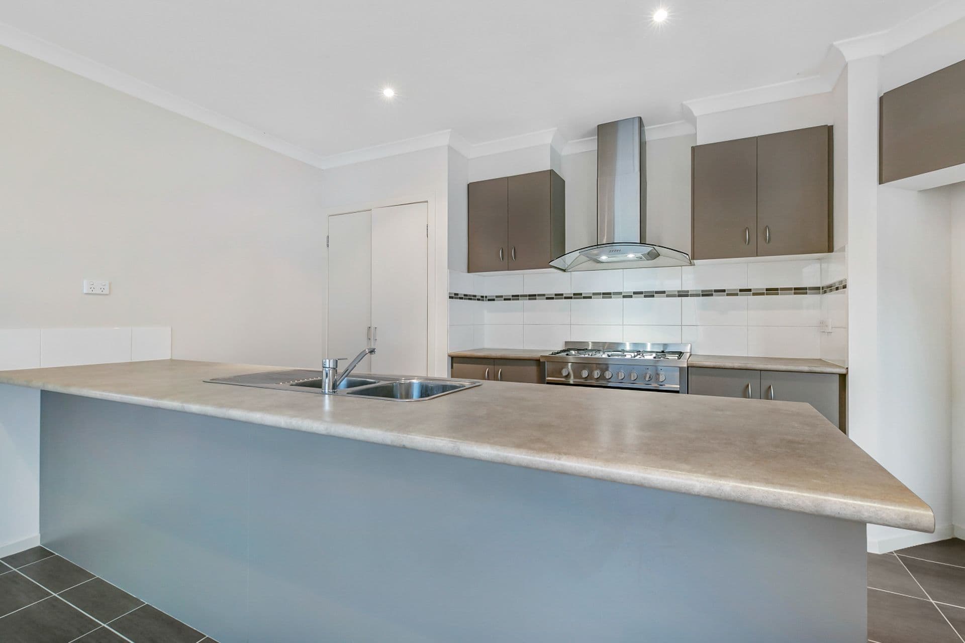 14 Hood Place, Pakenham VIC 3810, Pakenham - Thumbnail 3