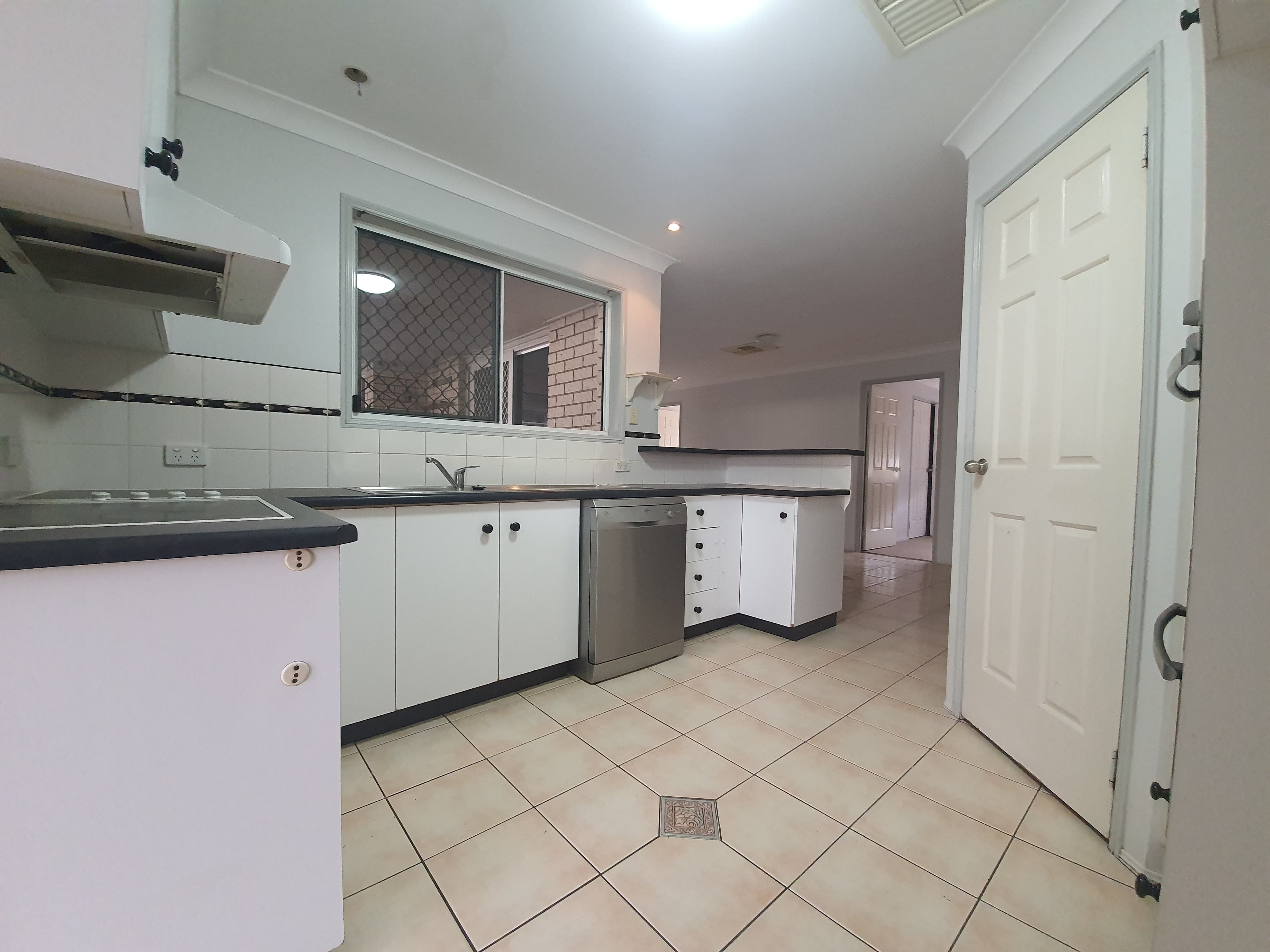 17 Cowan Crescent, Emerald QLD 4720, Emerald - Thumbnail 5