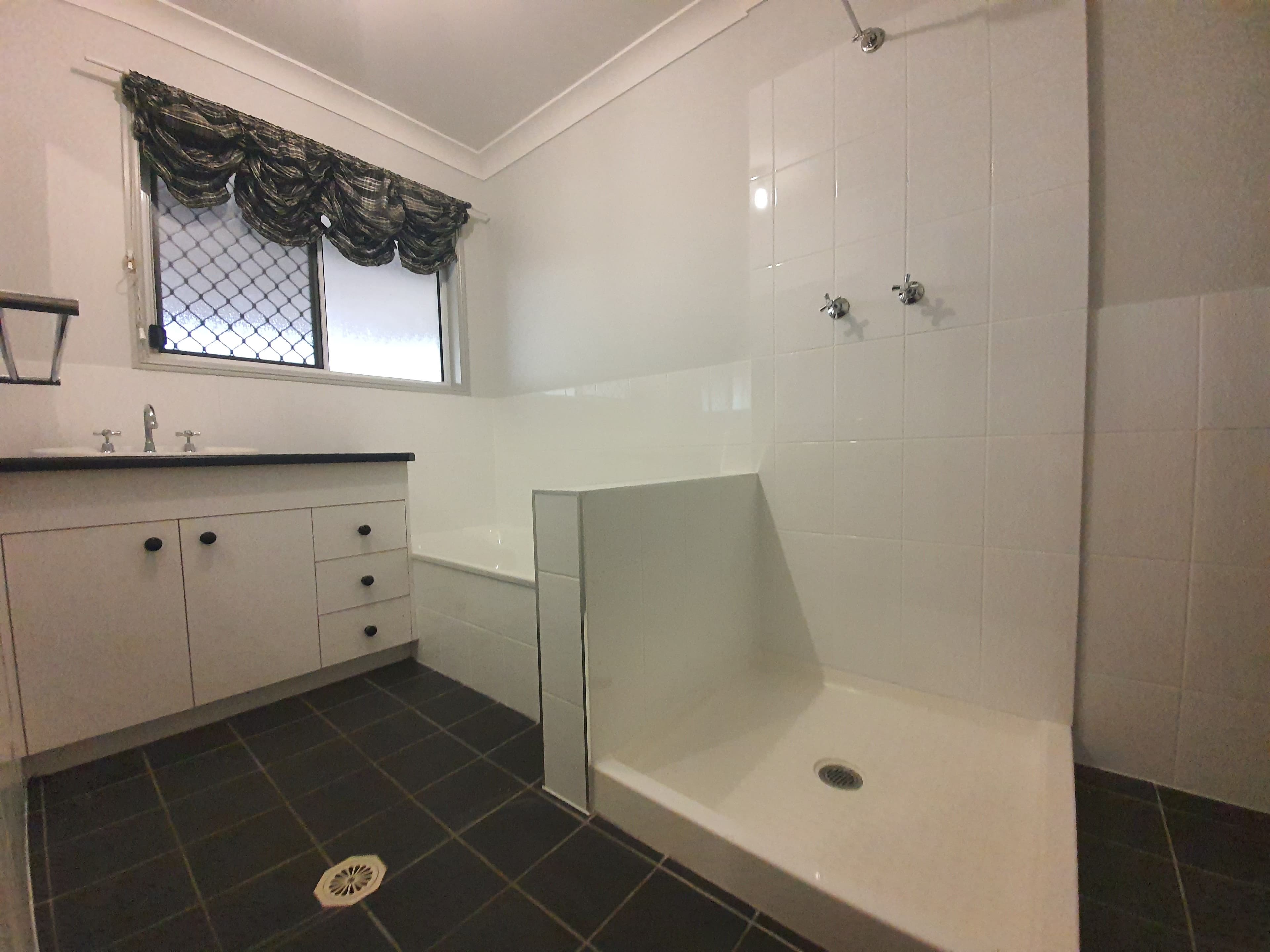 17 Cowan Crescent, Emerald QLD 4720, Emerald - Thumbnail 6