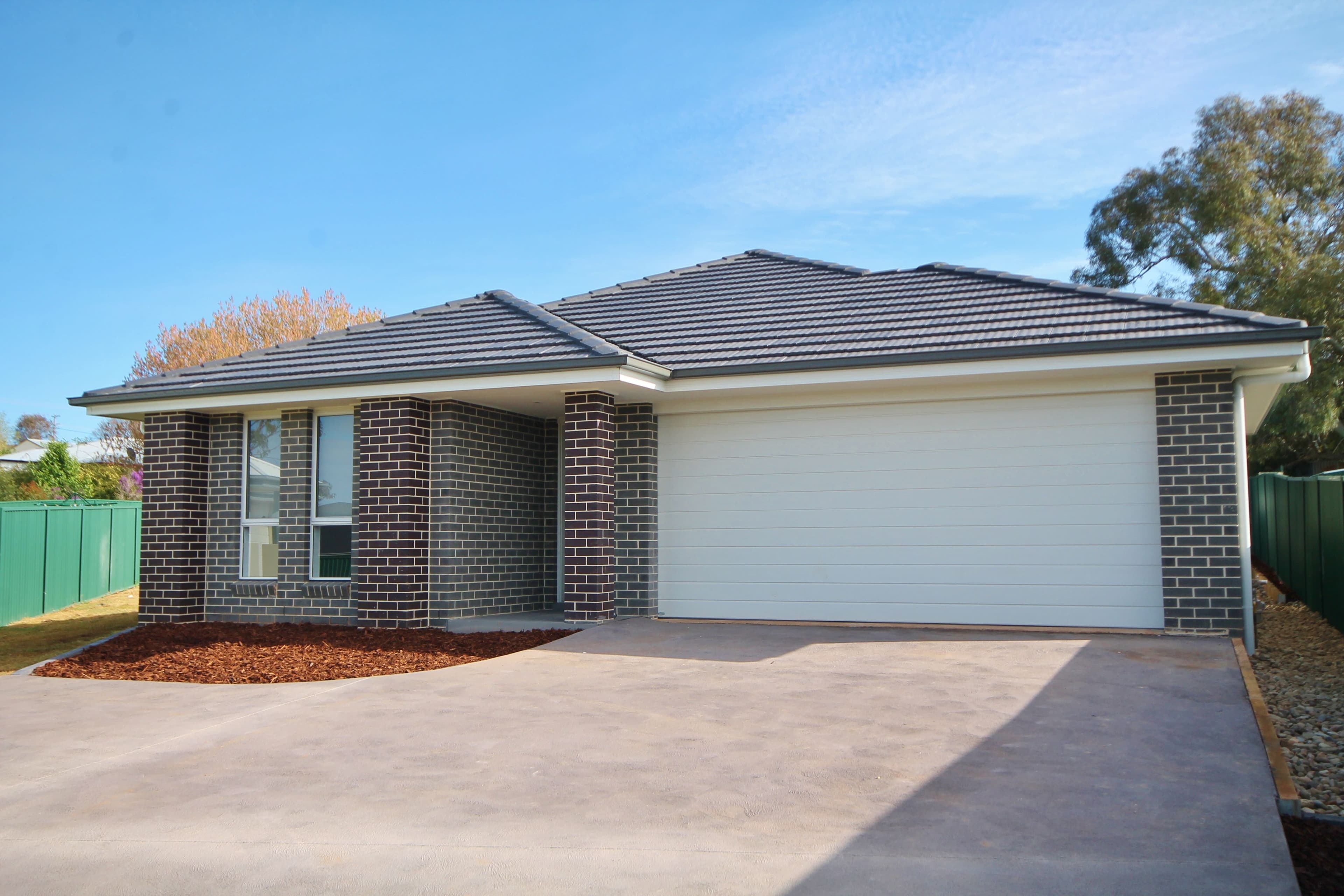 8 Molloy Place, Young - Image 1