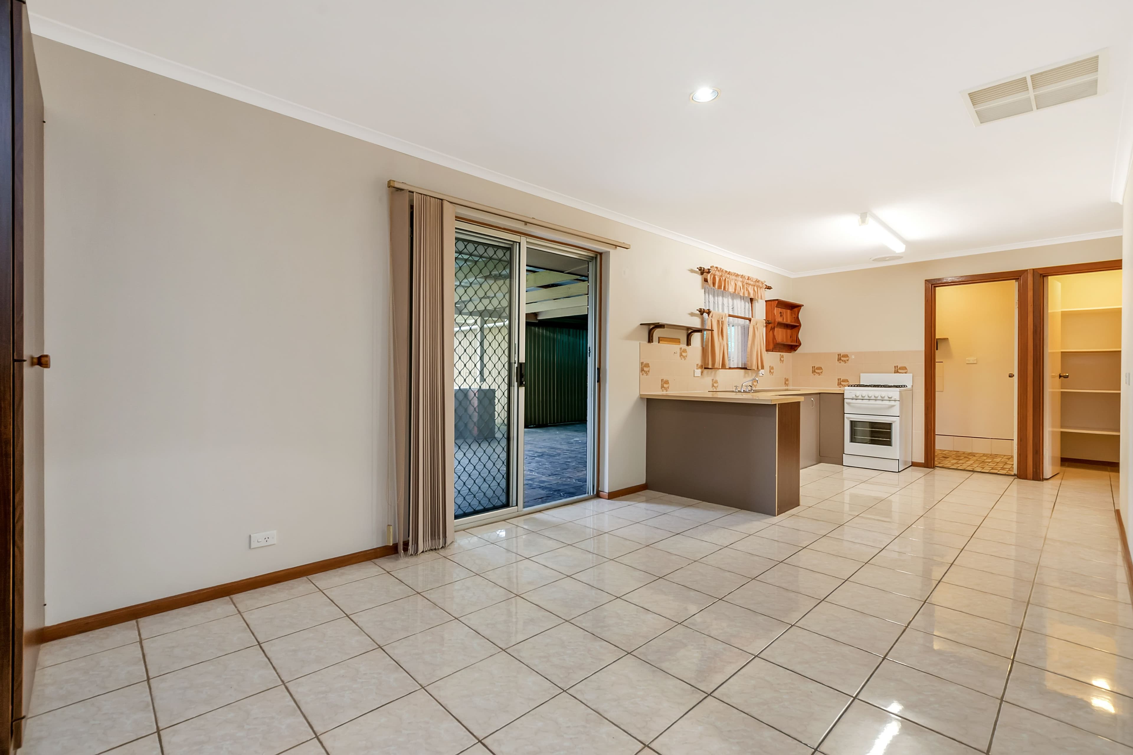 14 Hutchinson Drive, Parafield Gardens SA 5107, Parafield Gardens - Thumbnail 7