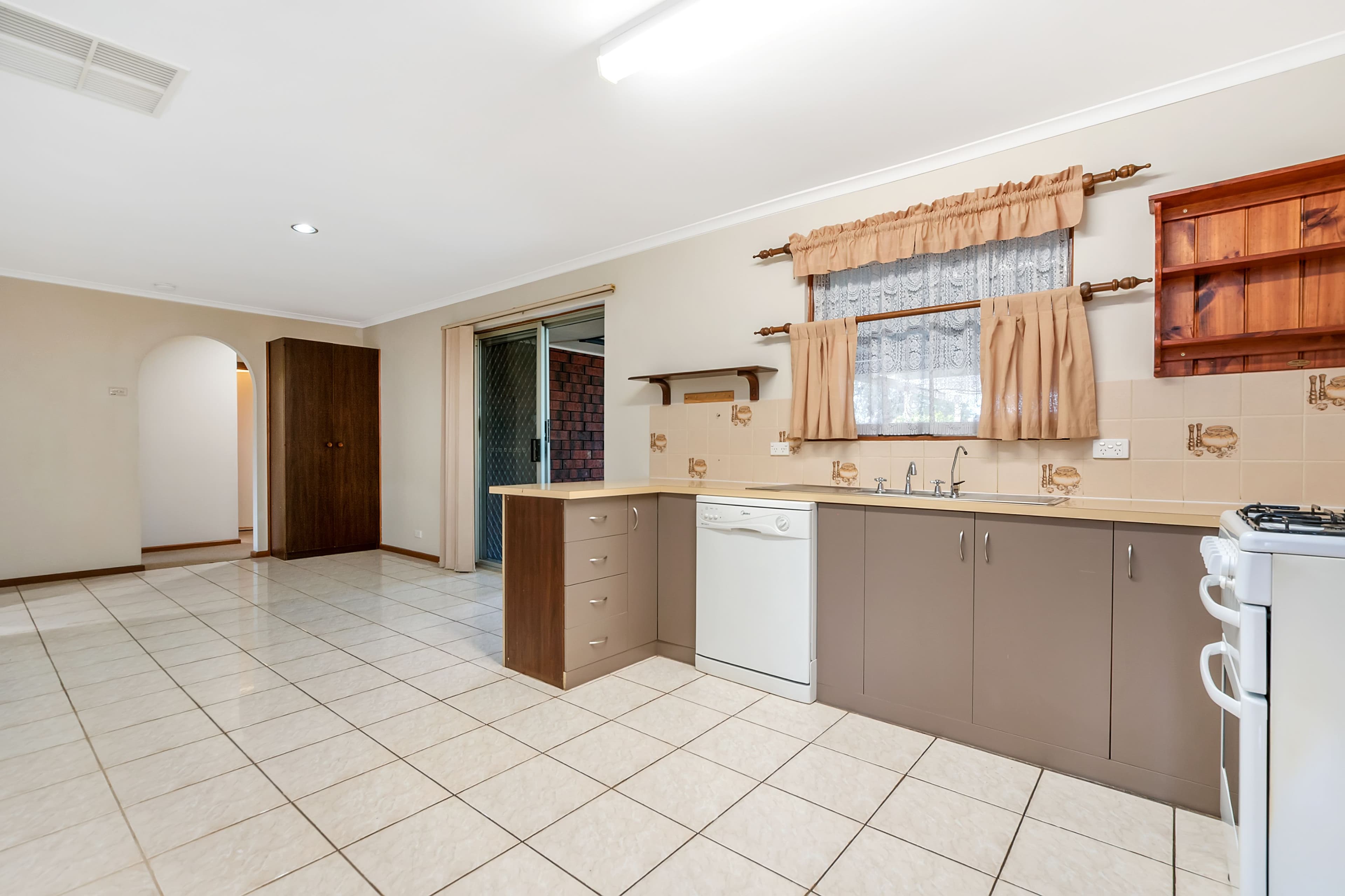 14 Hutchinson Drive, Parafield Gardens SA 5107, Parafield Gardens - Thumbnail 8