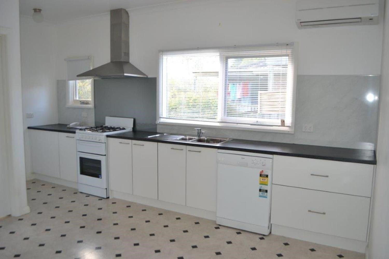 43 Terrigal Crescent, Kilsyth VIC 3137, Kilsyth - Thumbnail 2