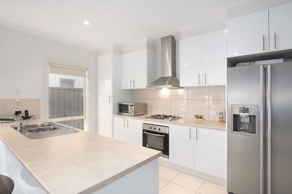50 Edgeware Close, Pakenham VIC 3810, Pakenham - Thumbnail 2