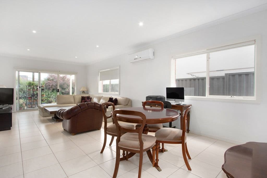50 Edgeware Close, Pakenham VIC 3810, Pakenham - Thumbnail 3