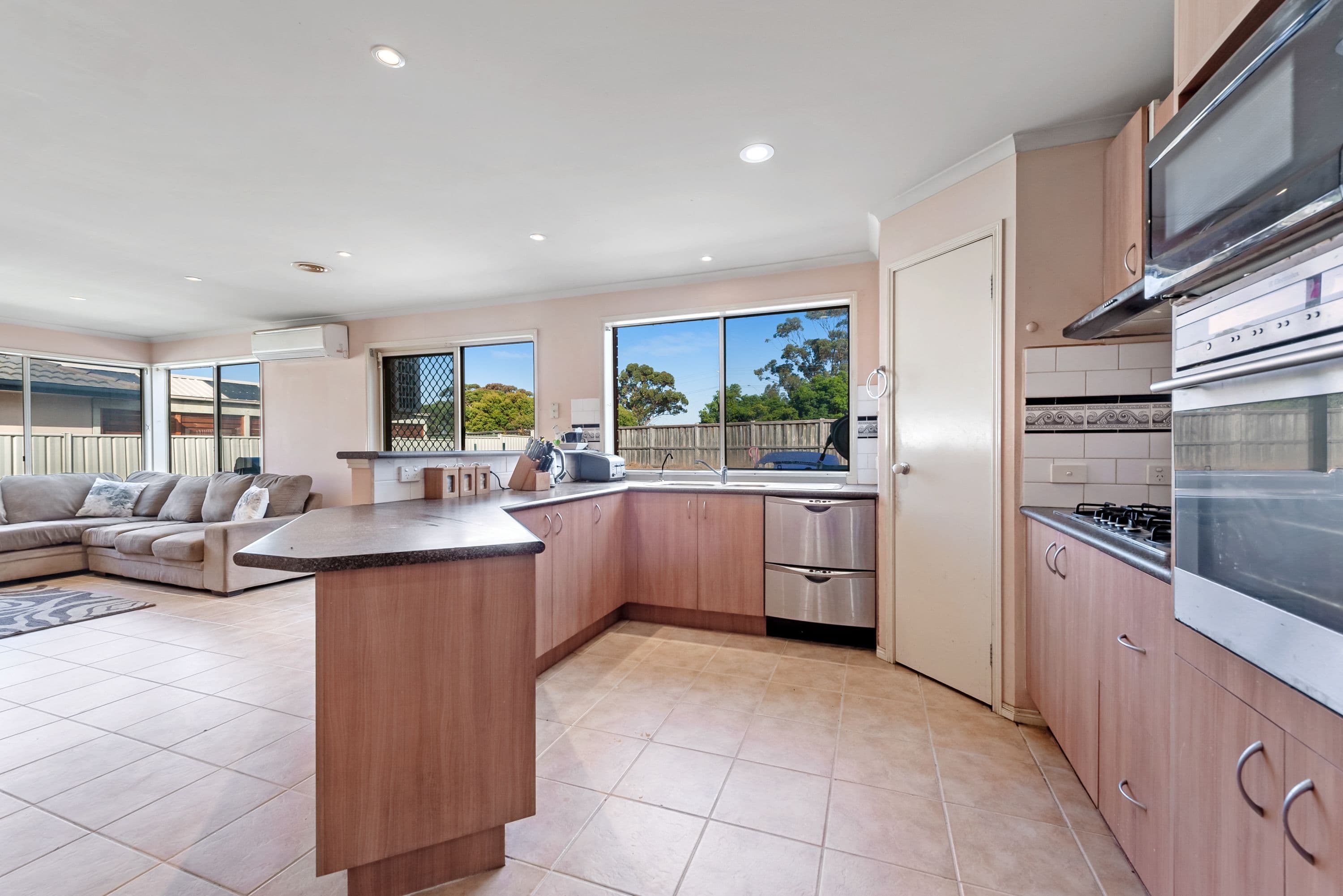 2 Ashby Lane, Caroline Springs VIC 3023, Caroline Springs - Thumbnail 8
