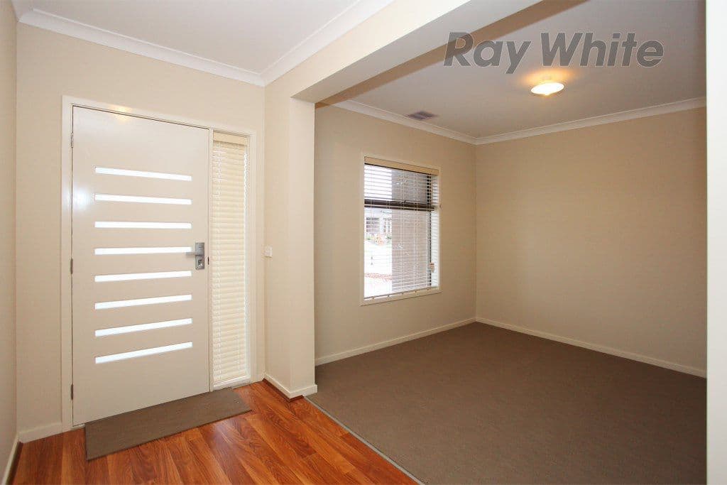 14 Pier Way, POINT COOK VIC 3030, Point Cook - Thumbnail 2