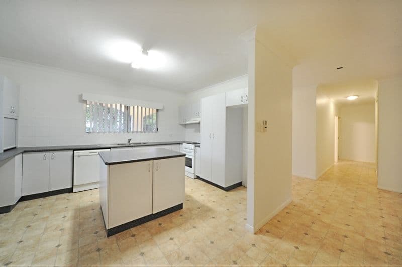 4 Pleasant Drive, CANNONVALE QLD 4802, Cannonvale - Thumbnail 4