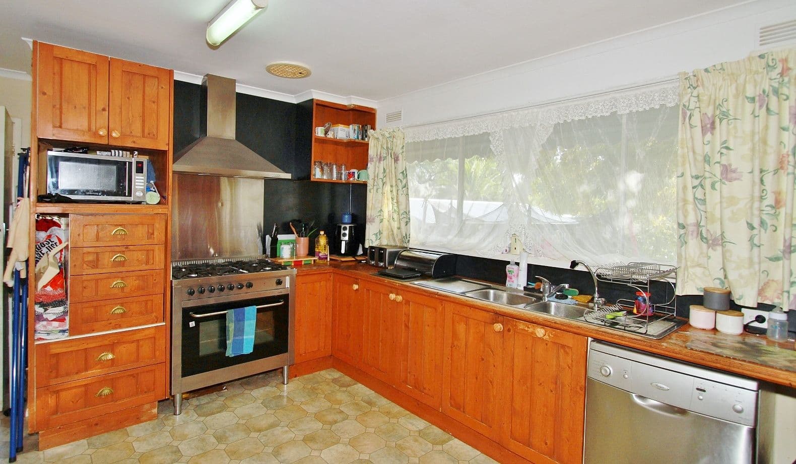 52 Wright Street, Heathcote VIC 3523, Heathcote - Thumbnail 2