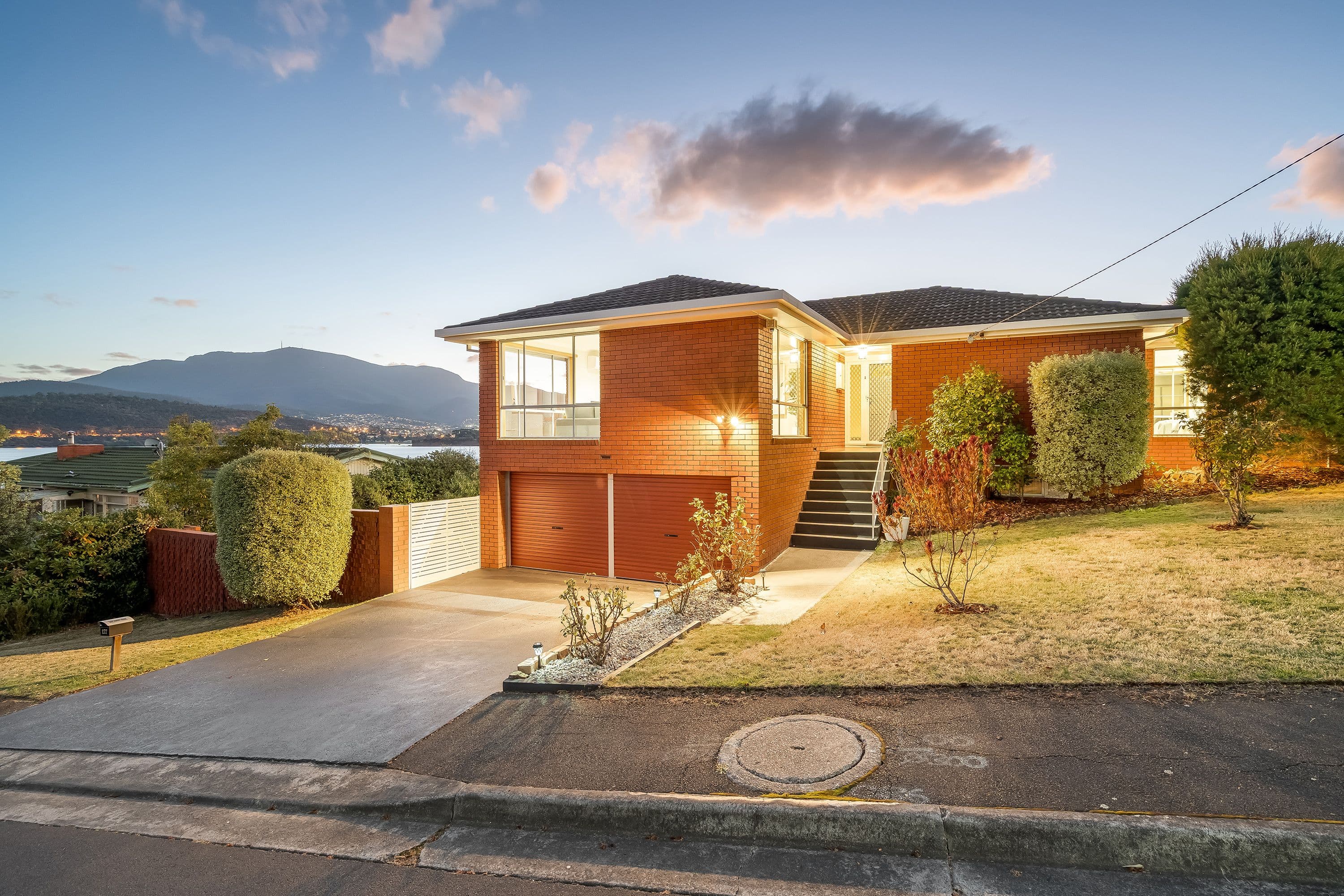 127 Derwent Avenue, Lindisfarne TAS 7015, Lindisfarne - Image 1