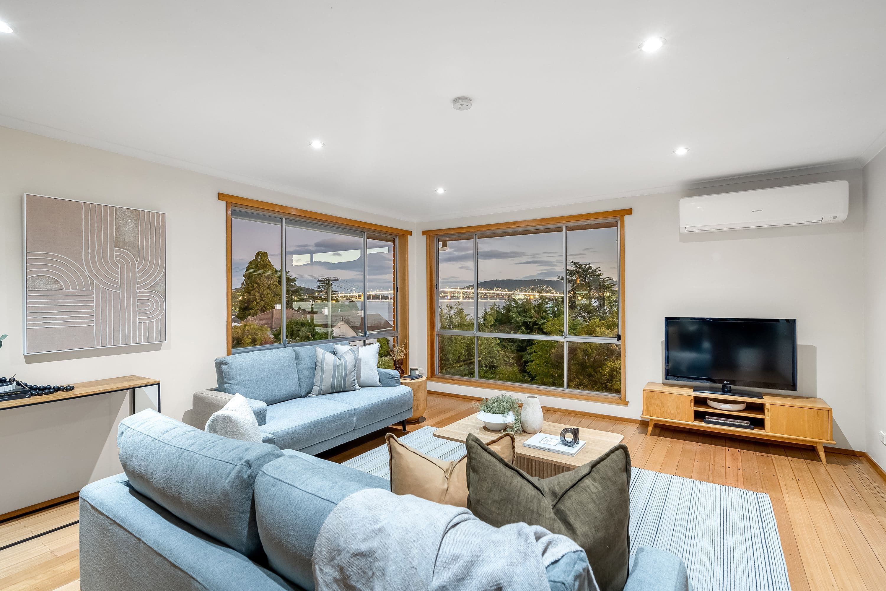 127 Derwent Avenue, Lindisfarne TAS 7015, Lindisfarne - Thumbnail 2