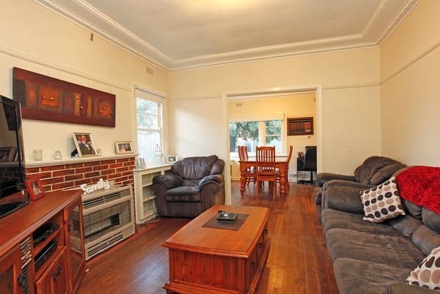 18 Gilbertson Street, ESSENDON VIC 3040, Essendon - Thumbnail 2