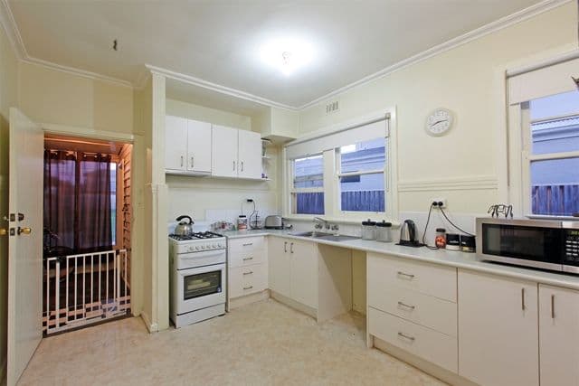 18 Gilbertson Street, ESSENDON VIC 3040, Essendon - Thumbnail 4