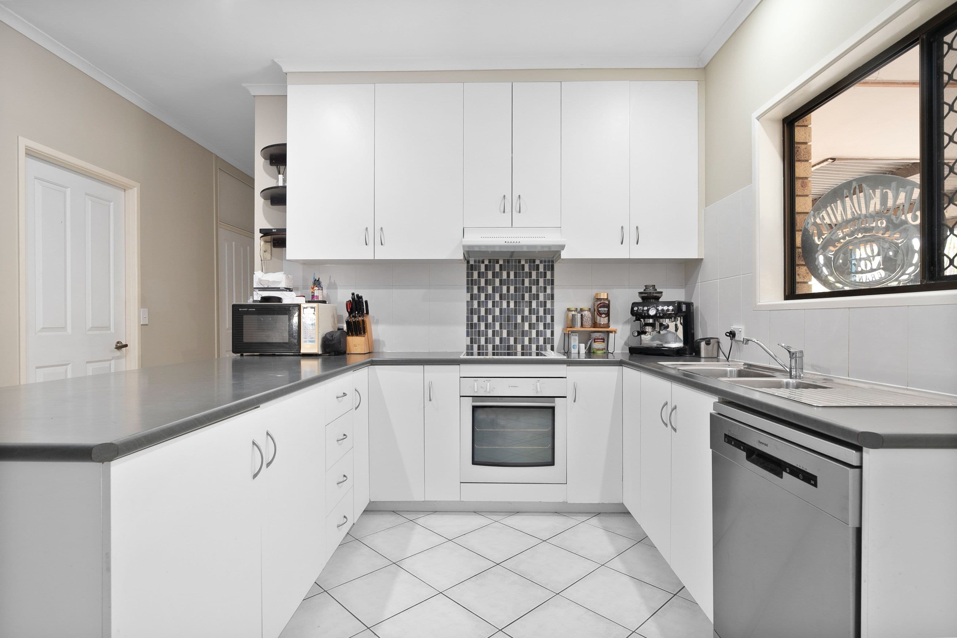 11 Barry Street, Emerald QLD 4720, Emerald - Thumbnail 5