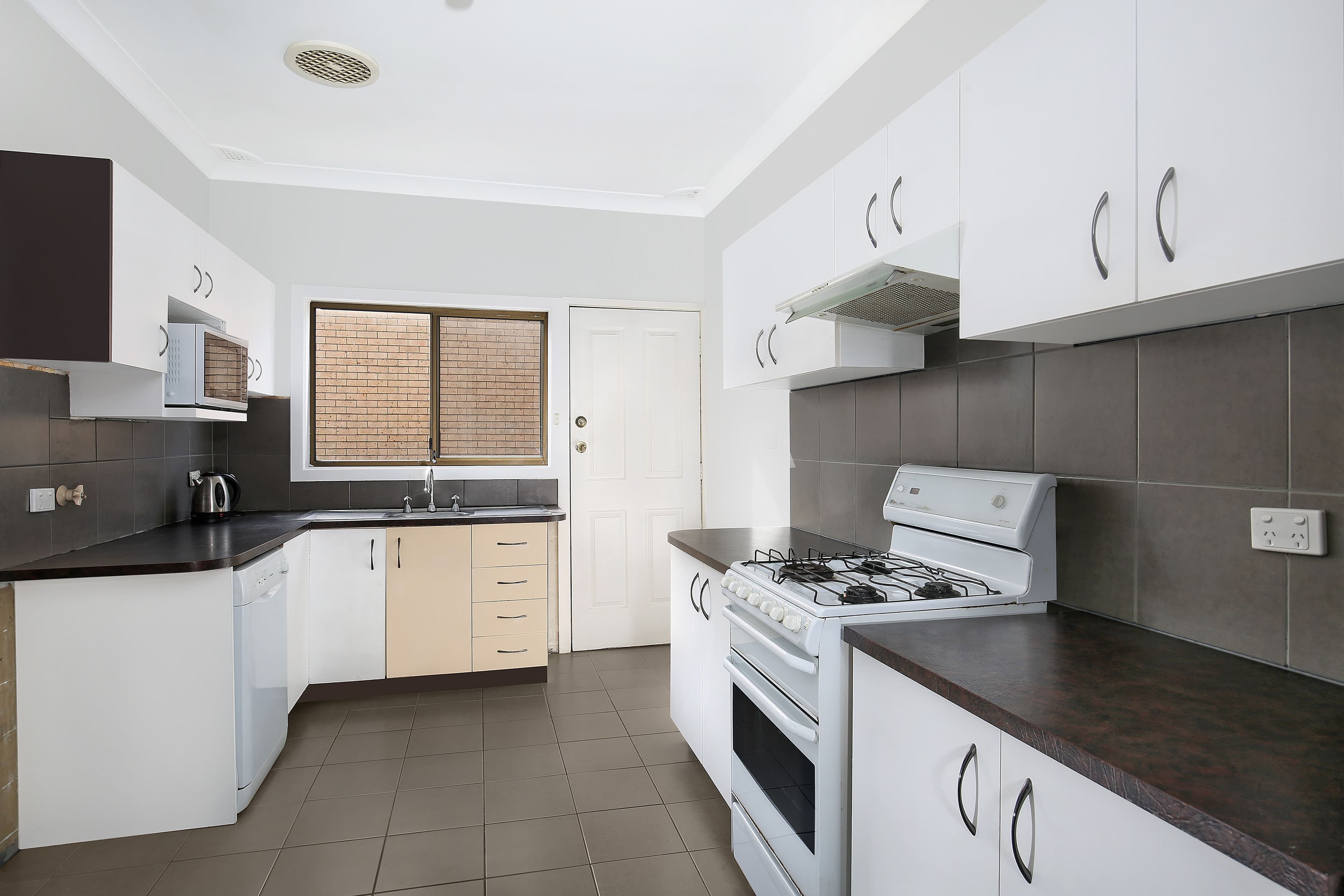 28 London Drive, West Wollongong - Thumbnail 2
