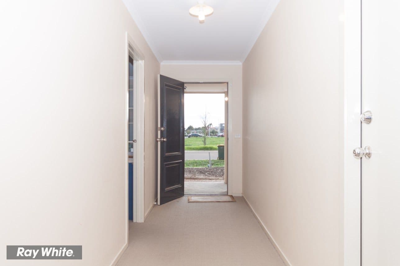 7 Grackle Crescent, WILLIAMS LANDING VIC 3027, Williams Landing - Thumbnail 2