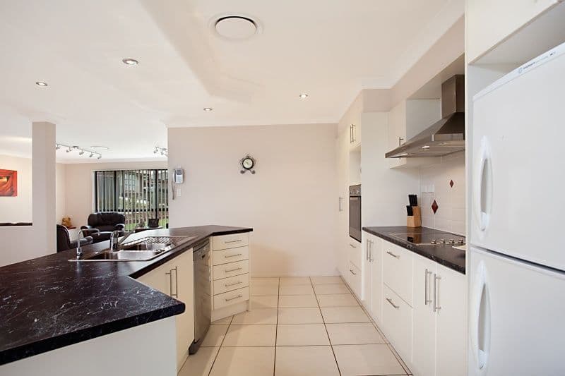 8 Flametree Close, ABERGLASSLYN NSW 2320, Aberglasslyn - Thumbnail 2