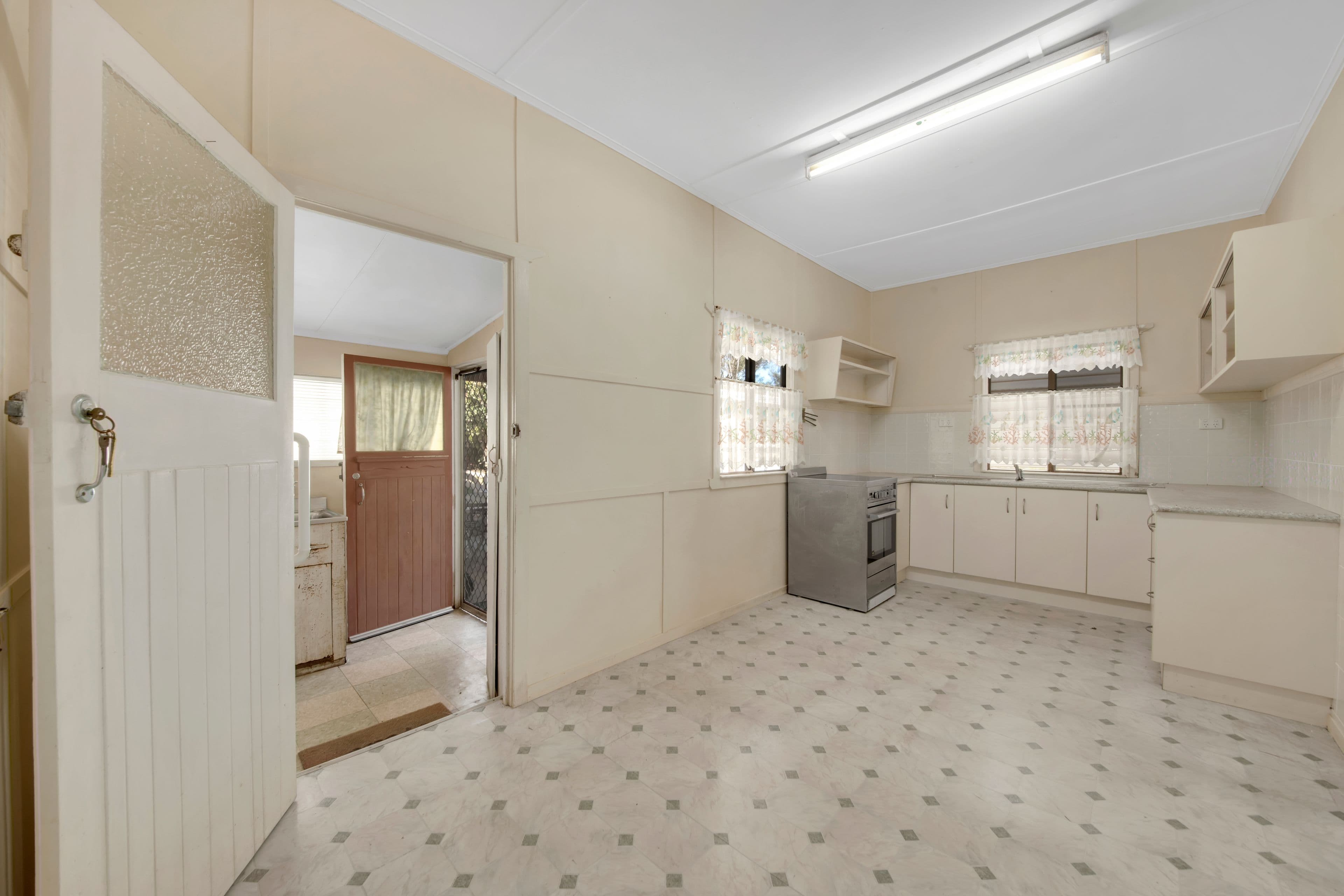 2 Fry Street, West Gladstone QLD 4680, West Gladstone - Thumbnail 4