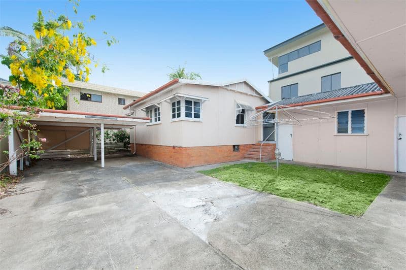 26 Armrick Avenue, BROADBEACH QLD 4218, Broadbeach - Thumbnail 3