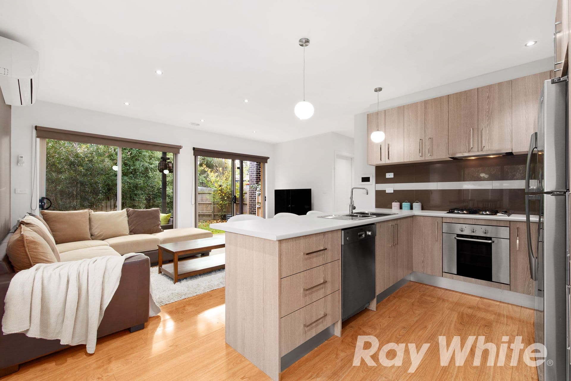 1 Moffat Close, Endeavour Hills VIC 3802, Endeavour Hills - Thumbnail 2