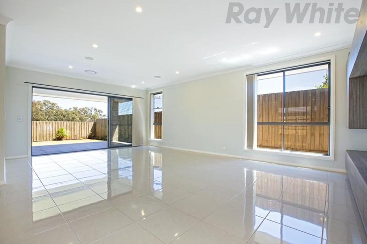 33 Faverolle Drive, Spring Farm - Thumbnail 2